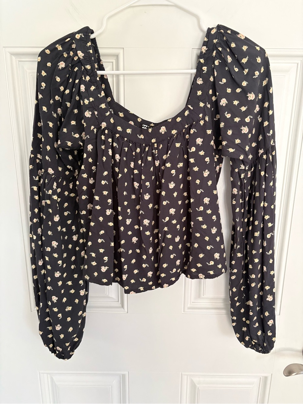 Billabong Floral Puff-Sleeve Peasant Top size small- Black